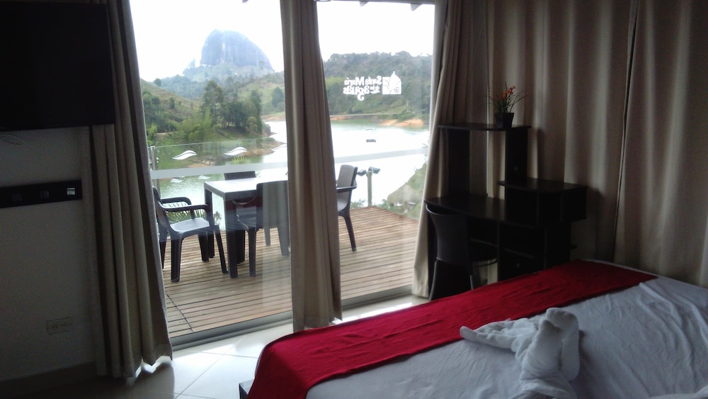 Luxury Suite, 1 Bedroom, Hot Tub, Lake View photo 2