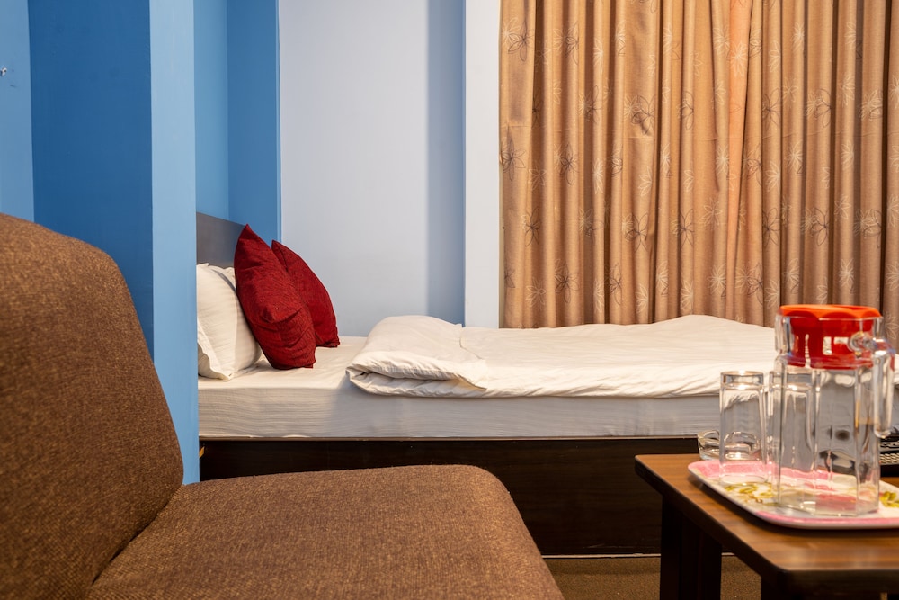Standard Room, 1 Queen Bed photo 3
