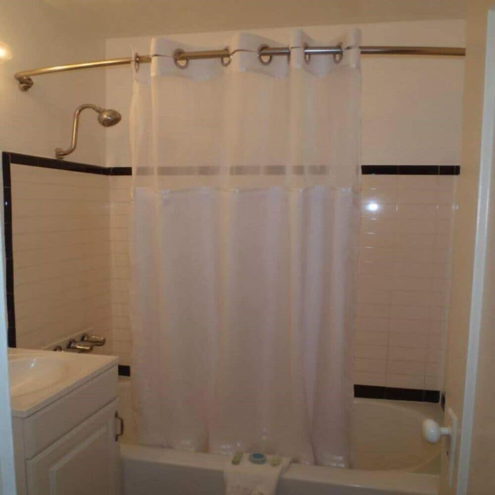 Standard Room, 1 Queen Bed photo 2