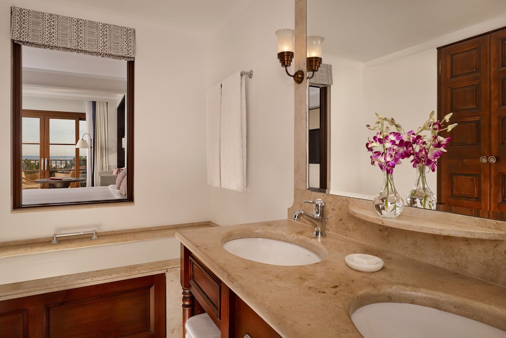 Grand Room, 1 King Bed, Balcony, Bay View (Balcony) - Photo 16