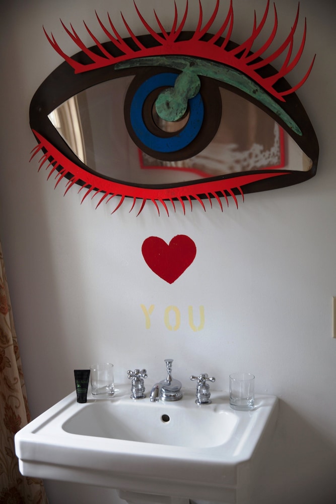 Room Four photo 2