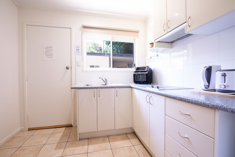 Deluxe Room, 1 Queen Bed, Kitchenette, Garden View photo 2