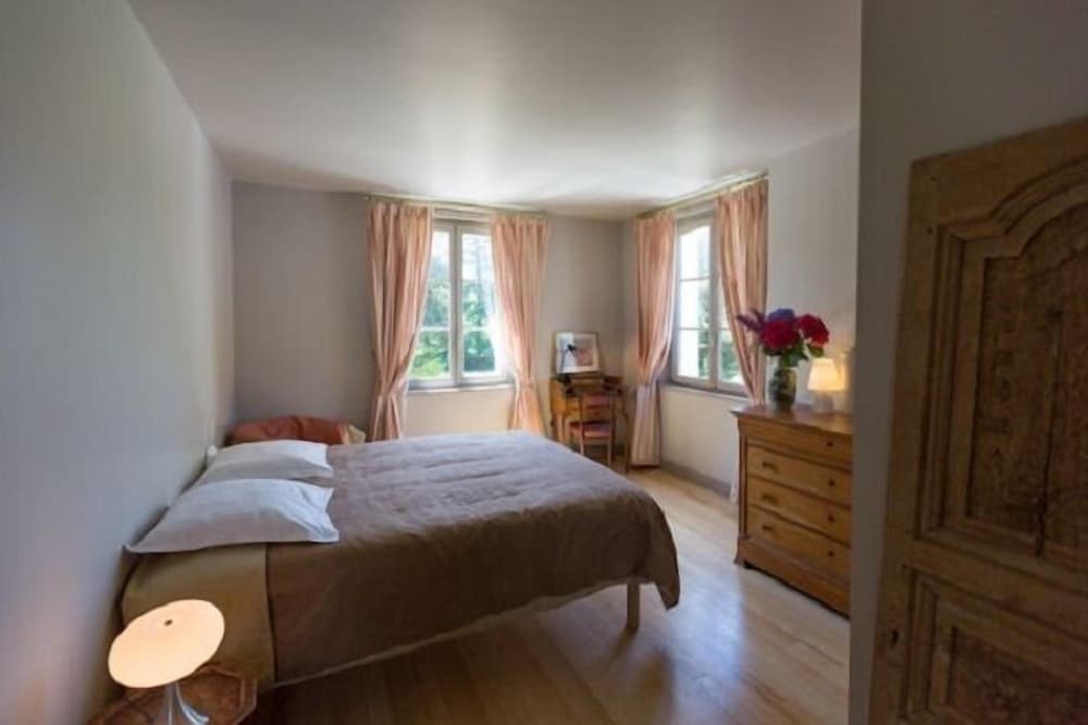 Room (1) photo 1