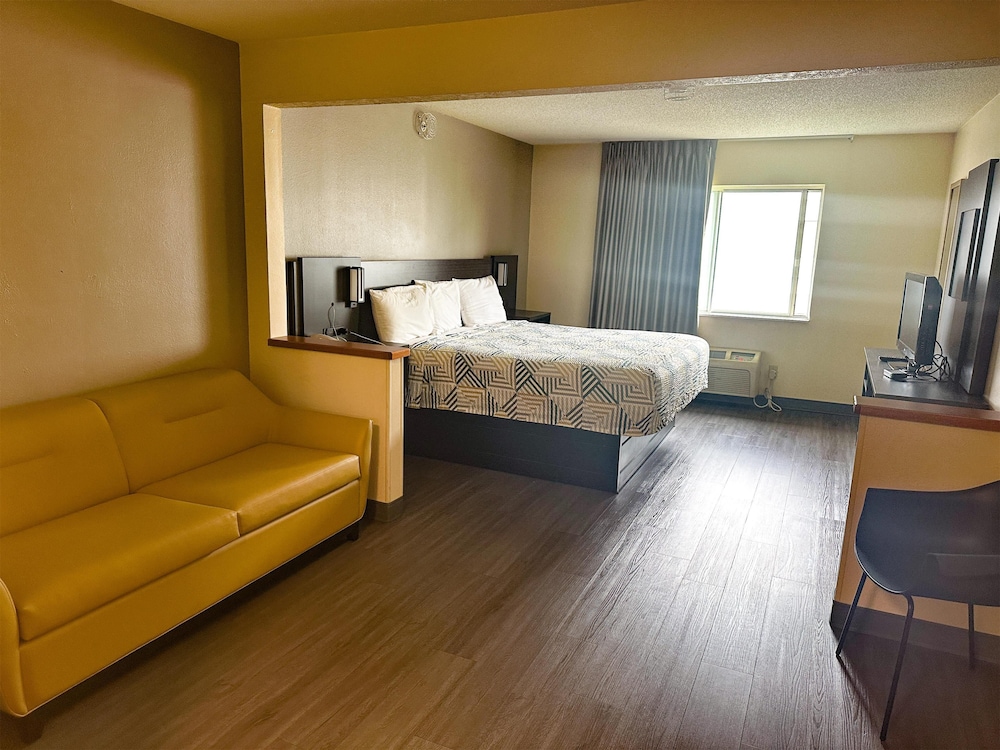Deluxe Suite, 1 King Bed, Non Smoking, Refrigerator & Microwave - Photo 5