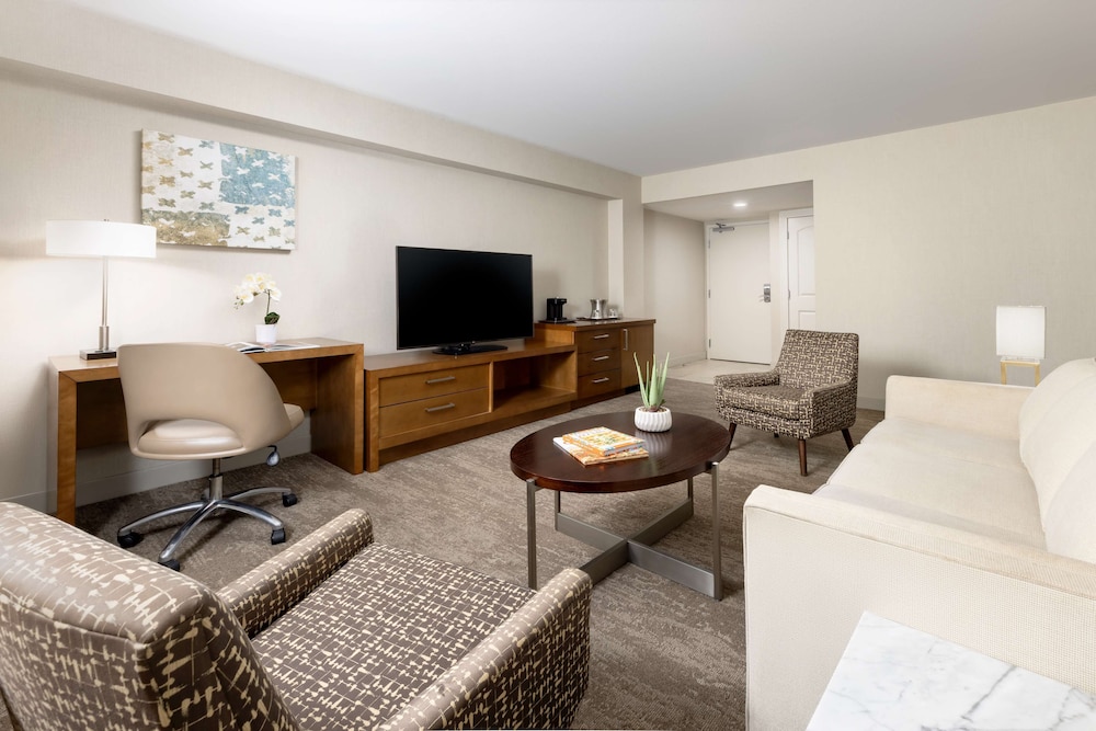 1 King Bed Suite with Balcony photo 2