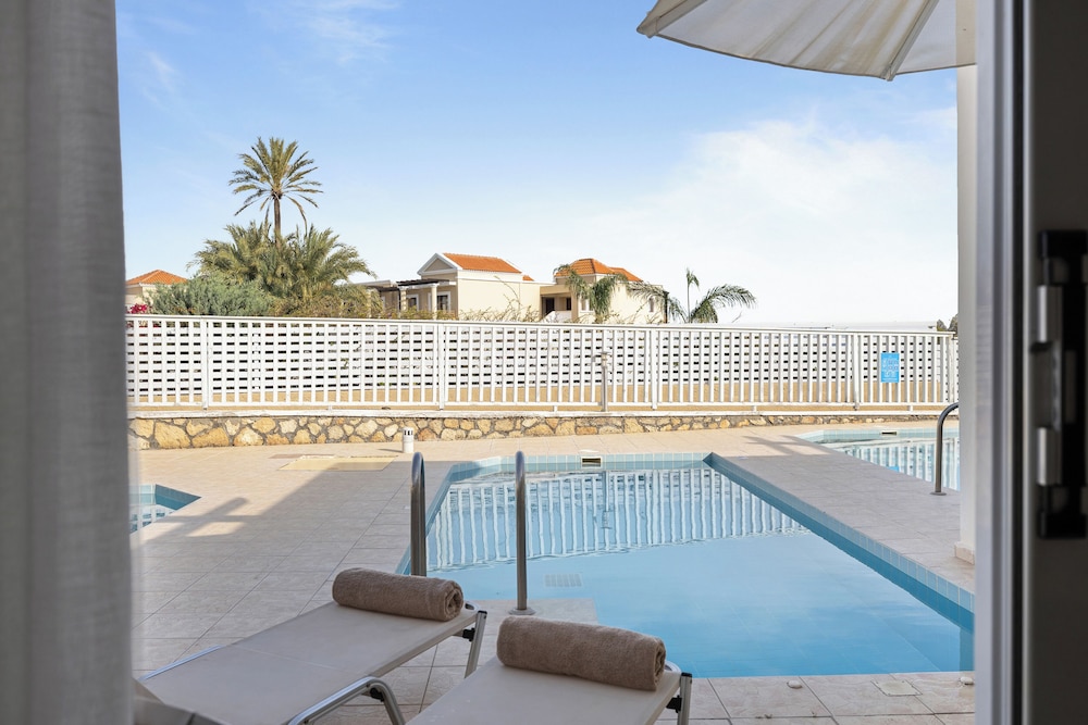 Superior Family Room Sharing Pool