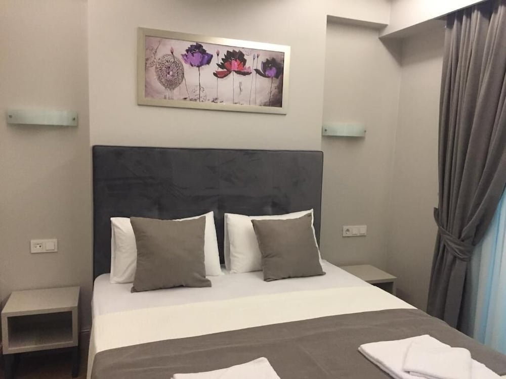 Deluxe Room, 1 Queen Bed, Non Smoking, Garden View photo 1