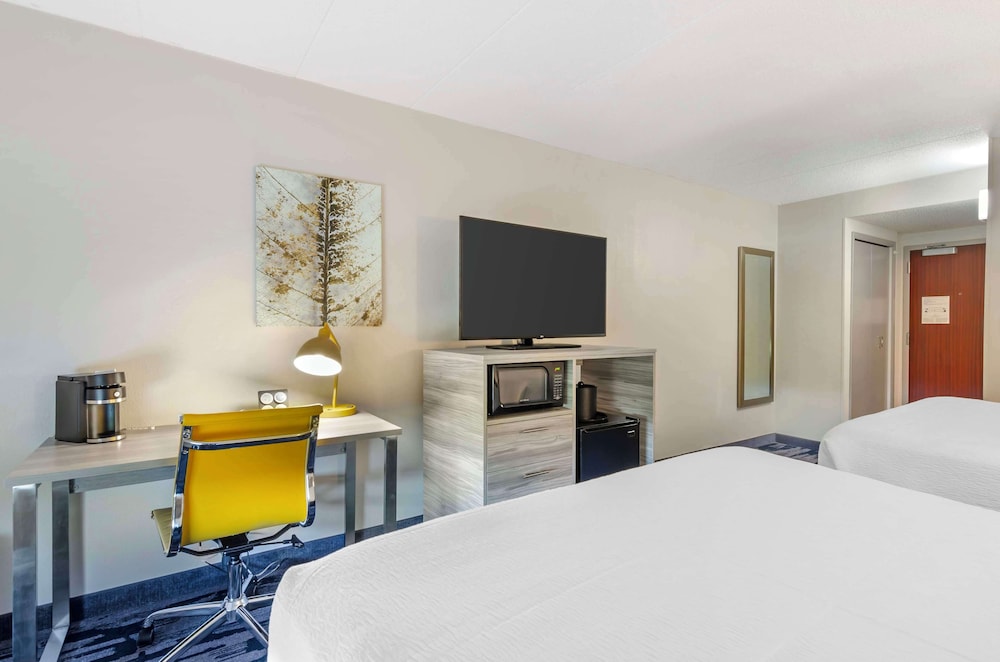 Suite, 1 King Bed, Non Smoking, Refrigerator & Microwave photo 2