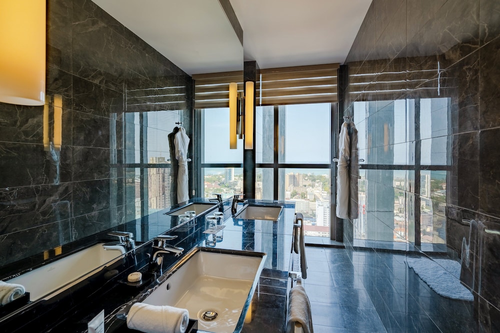Ambassador Suite - Sea View / City View - Photo 4