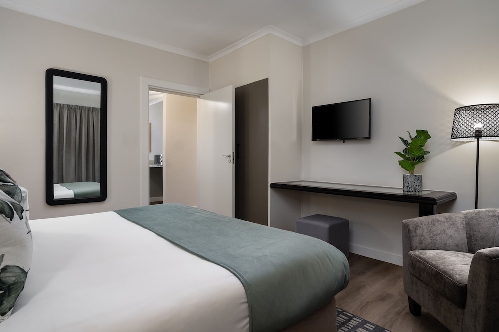 Suite, 1 King Bed with Sofa bed - Photo 4