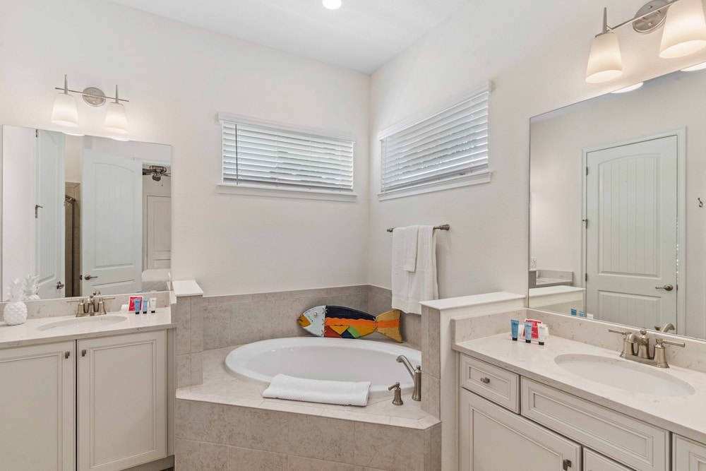 House (4 Bedrooms) - Photo 15