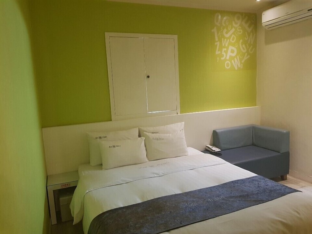 Deluxe Room, 1 King Bed photo 3