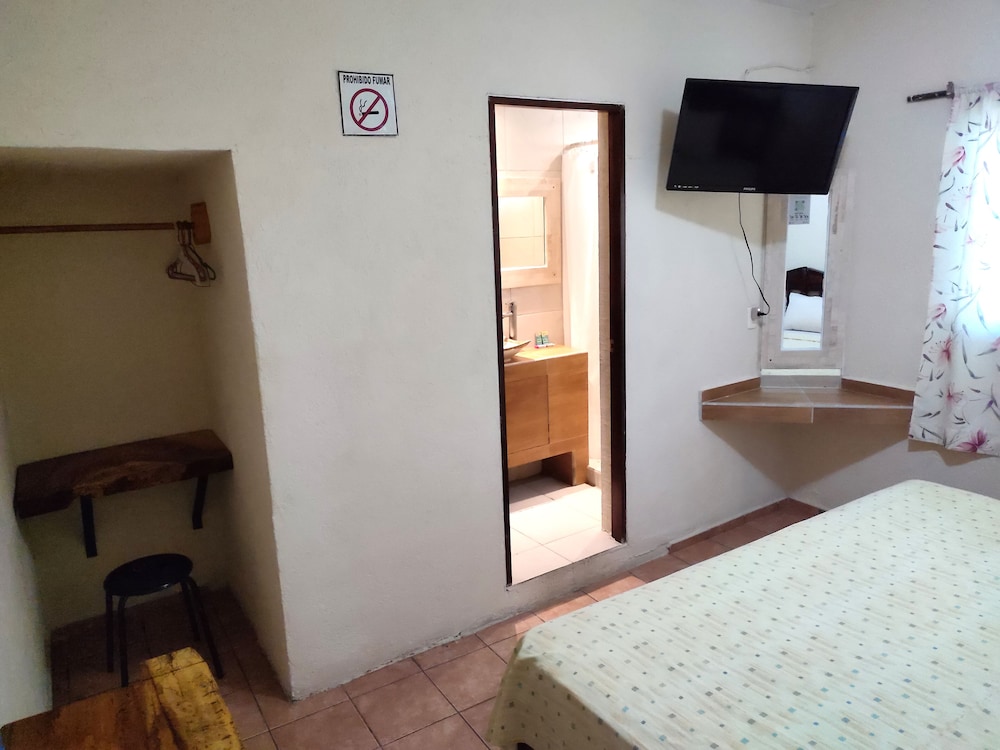 Standard Room, 1 King Bed photo 2