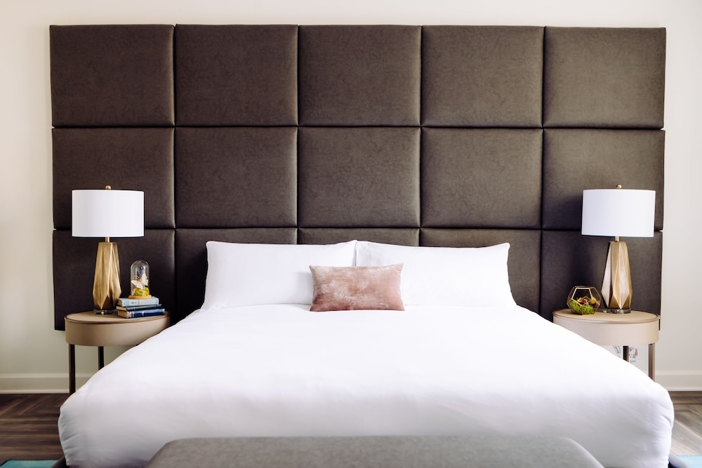 Suite, 1 King Bed - Photo 2