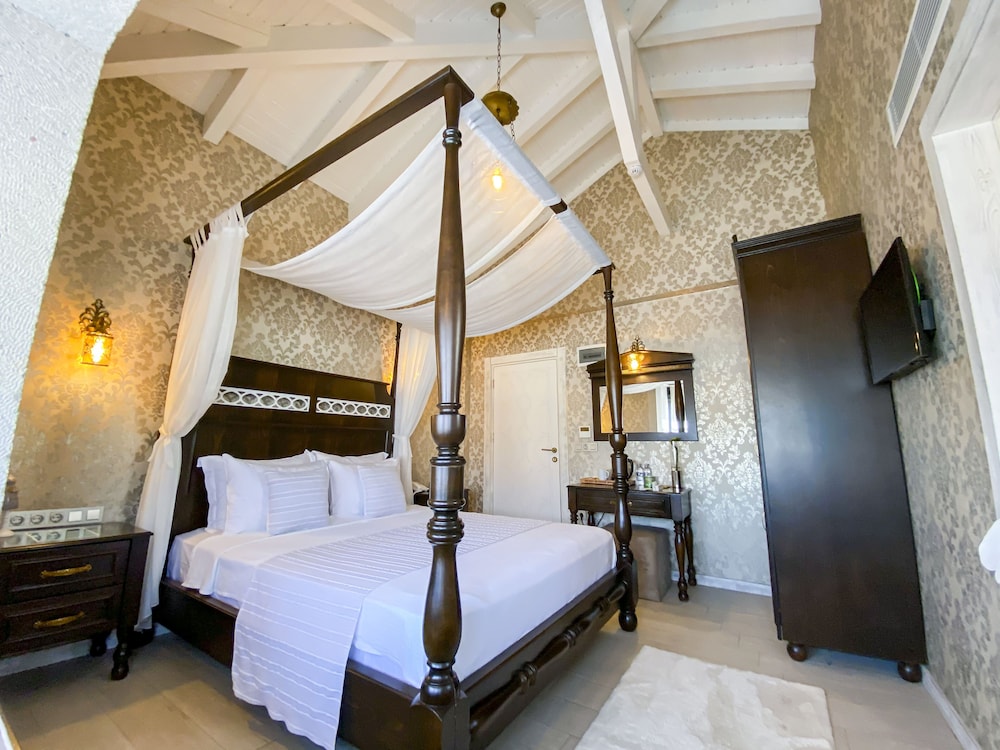 Room with Bay Window photo 3