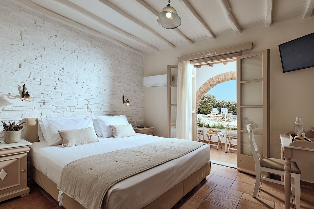 Economy Double or Twin Room (Semi-Basement)