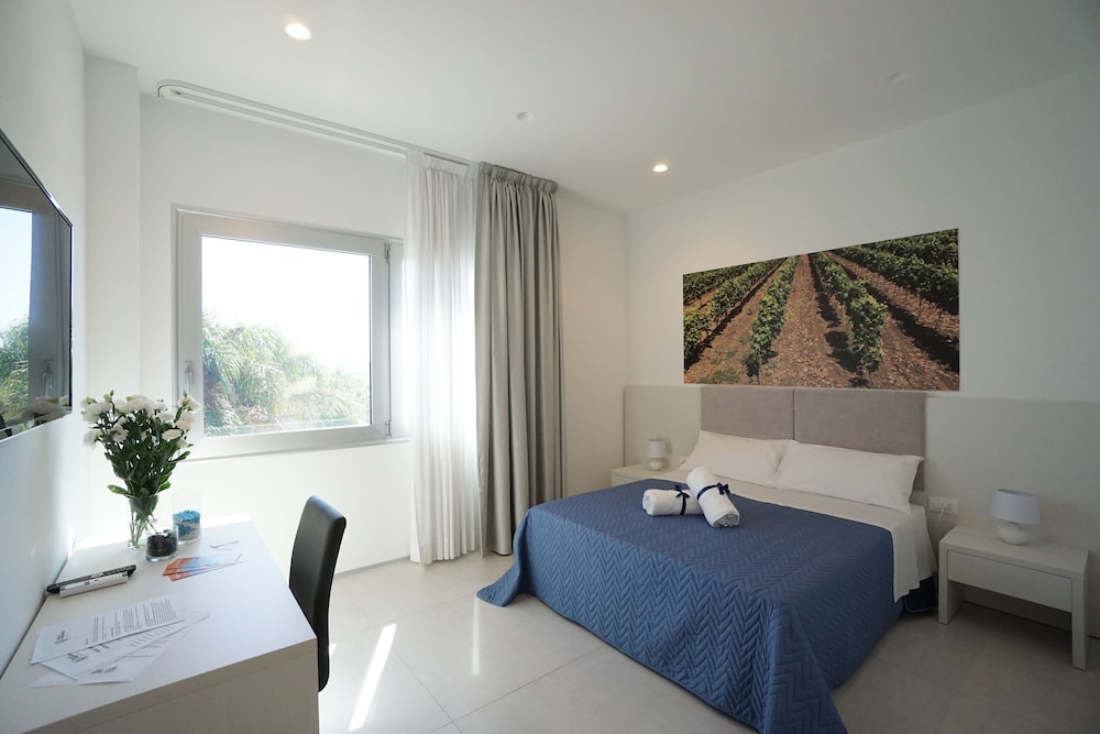 Deluxe Double or Twin Room, 1 Queen Bed photo 3