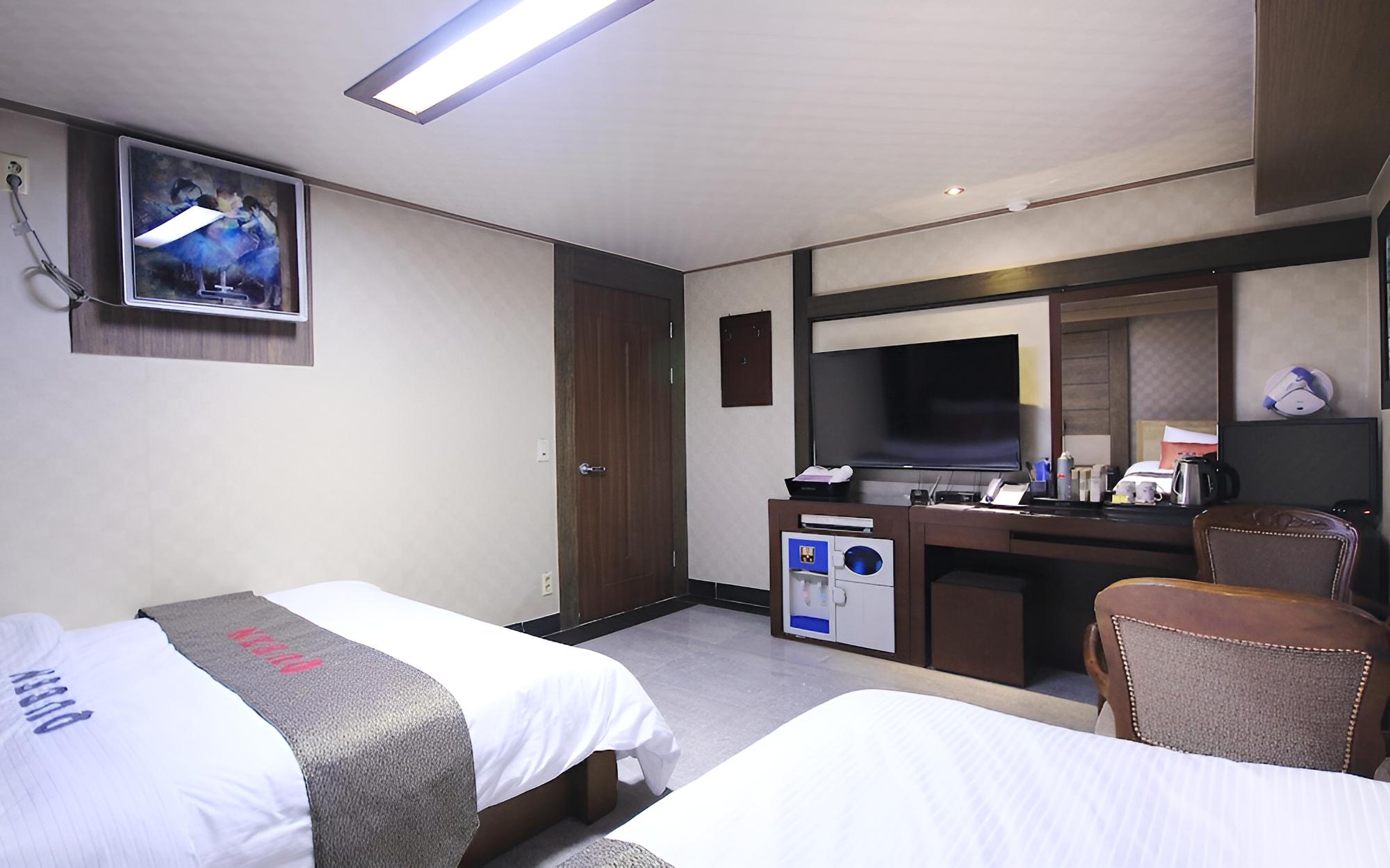 Room (Premium Twin) - Photo 9