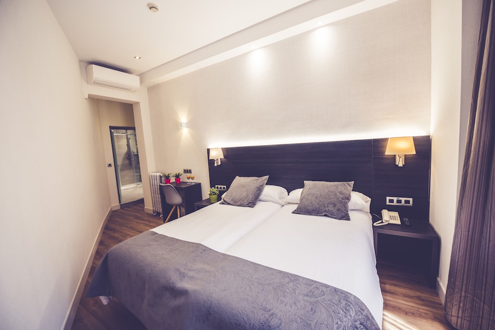 Double Room - Photo 7