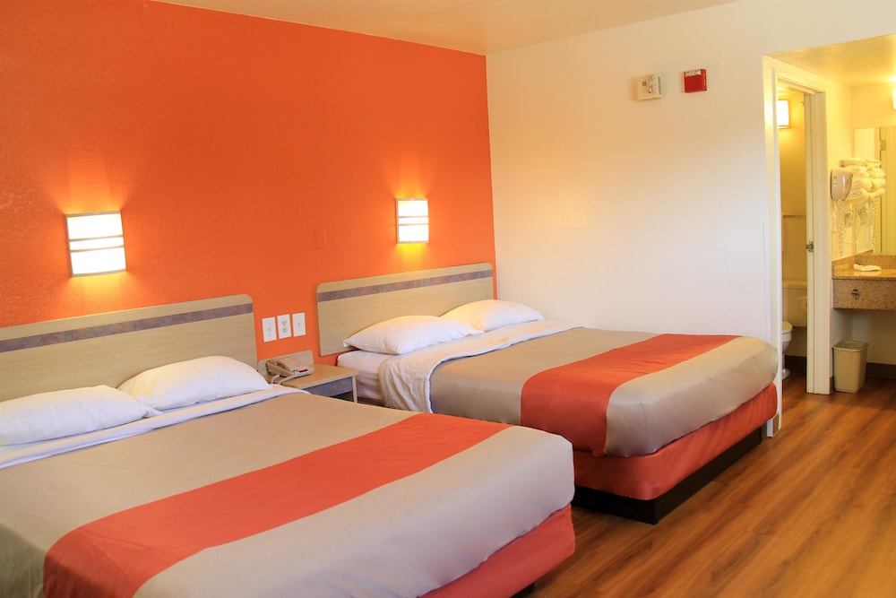 Deluxe Suite, 2 Queen Beds, Non Smoking, Refrigerator & Microwave - Photo 4