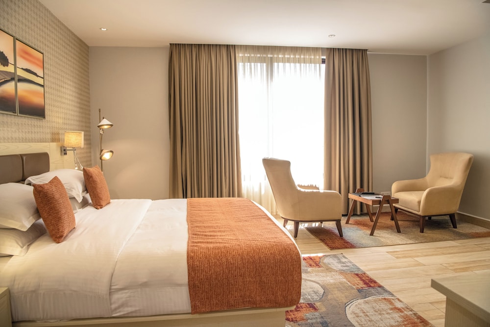 Executive Suite, 1 Bedroom, Refrigerator & Microwave, Park View