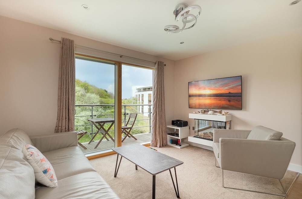 Classic Apartment, 1 King Bed, Balcony