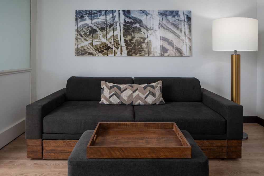 Suite, 1 Bedroom - Photo 1