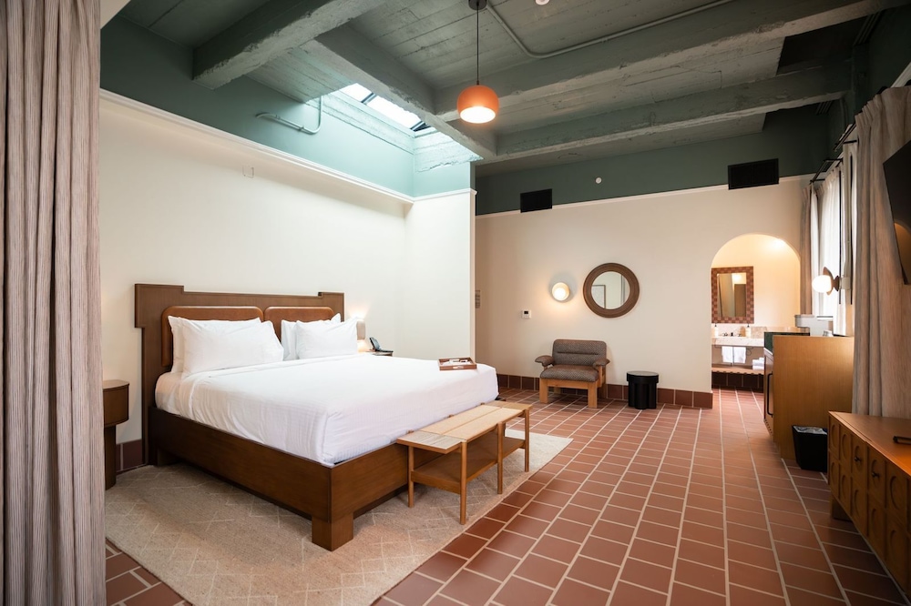 Suite, 1 King Bed with Sofa bed (Stone) photo 2