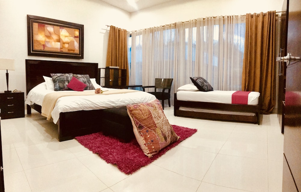 Family Room, 1 Bedroom photo 2