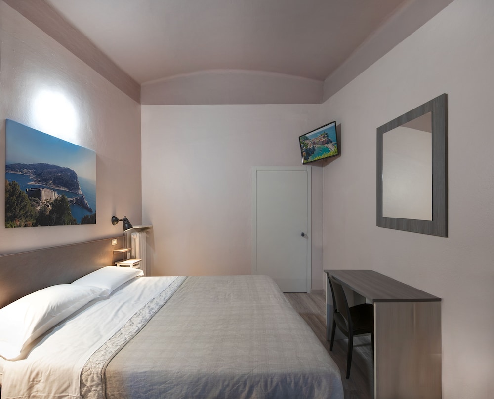 Double Room - Photo 11