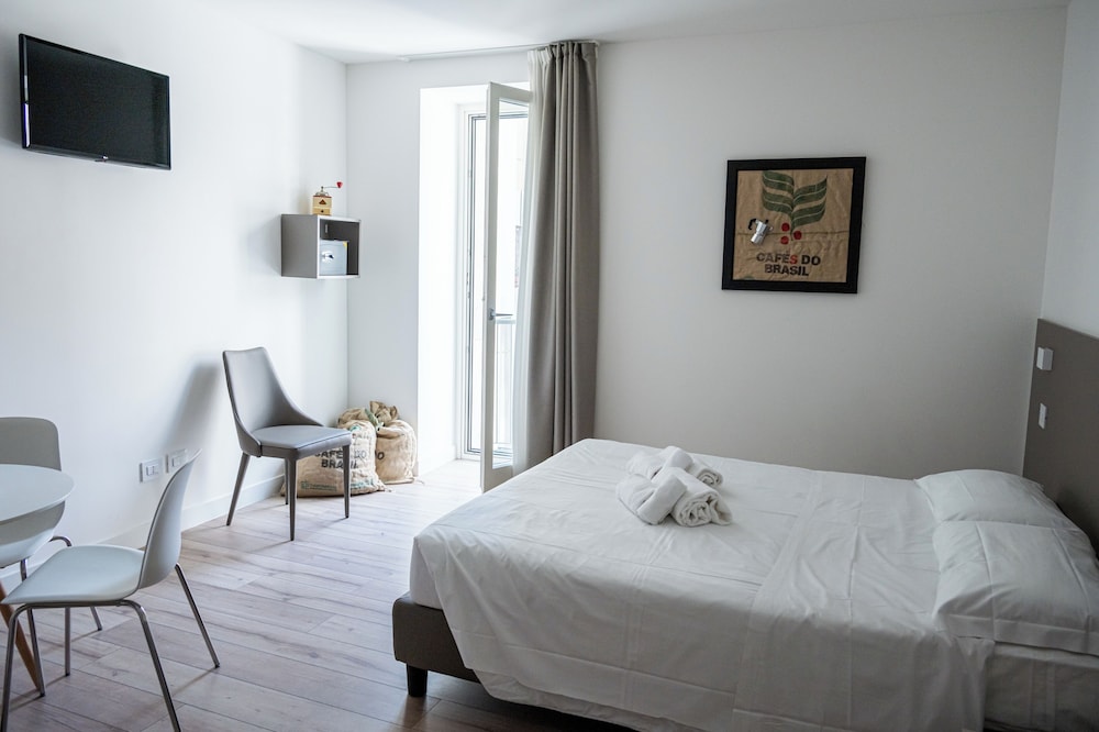 Standard Studio, 1 King Bed, Kitchen, City View