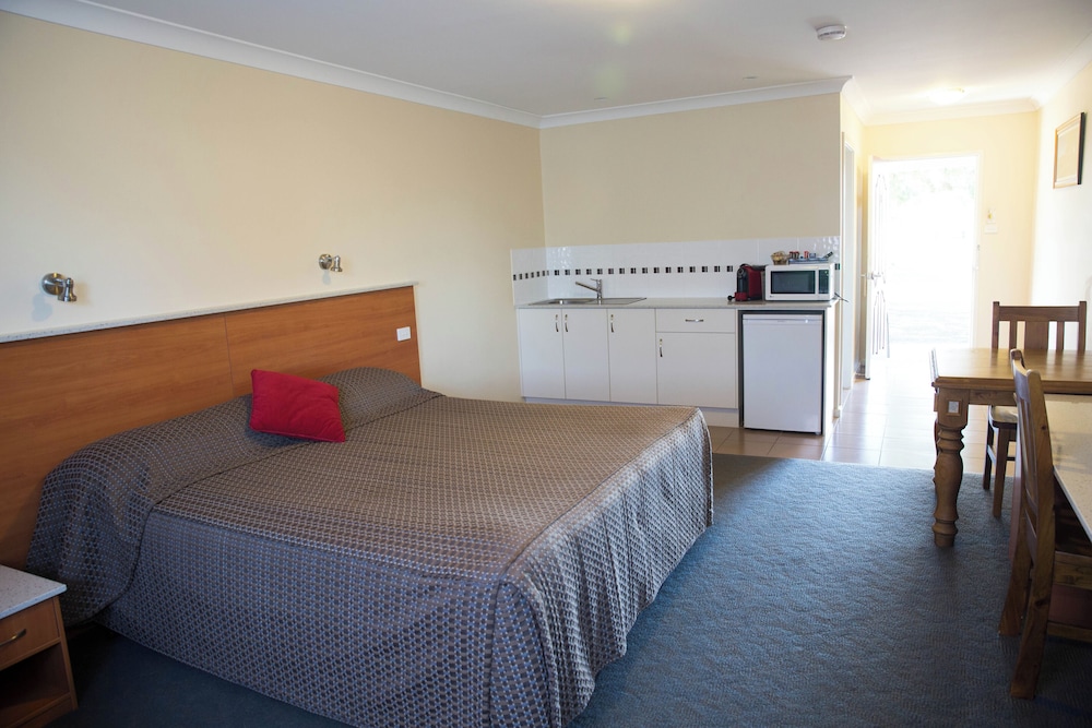 Executive Studio Suite, 1 King Bed, Non Smoking, Kitchenette (King Spa Suite) photo 3