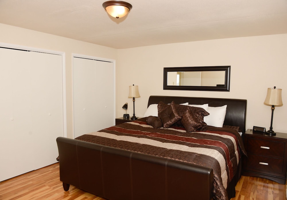 Basic Suite, 1 King Bed, Kitchen photo 1