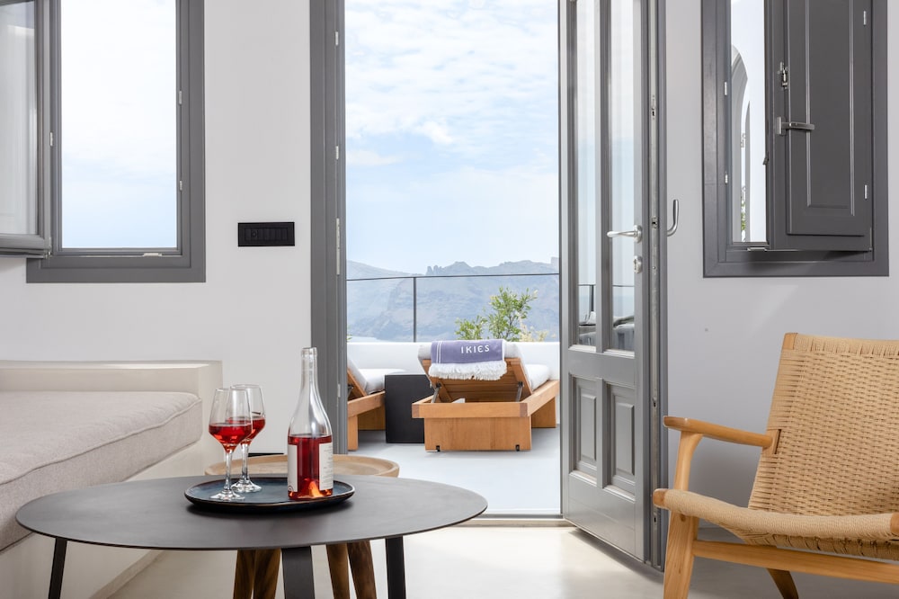 The Alchemist's Maisonette with Hot Tub & Caldera View