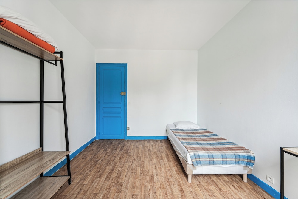Economy Single Room, 1 Twin Bed, Shared Bathroom photo 3
