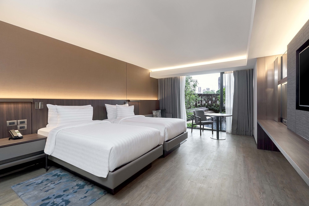 Premier Pool View Twin Room thumbnail 6