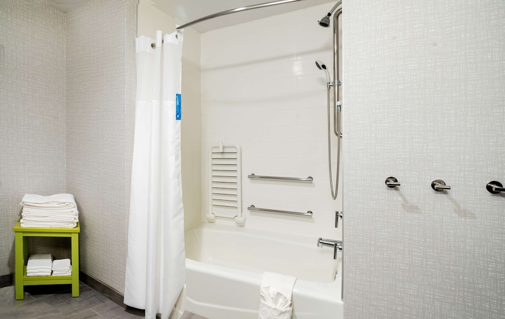 Room, 1 King Bed, Accessible - Photo 4