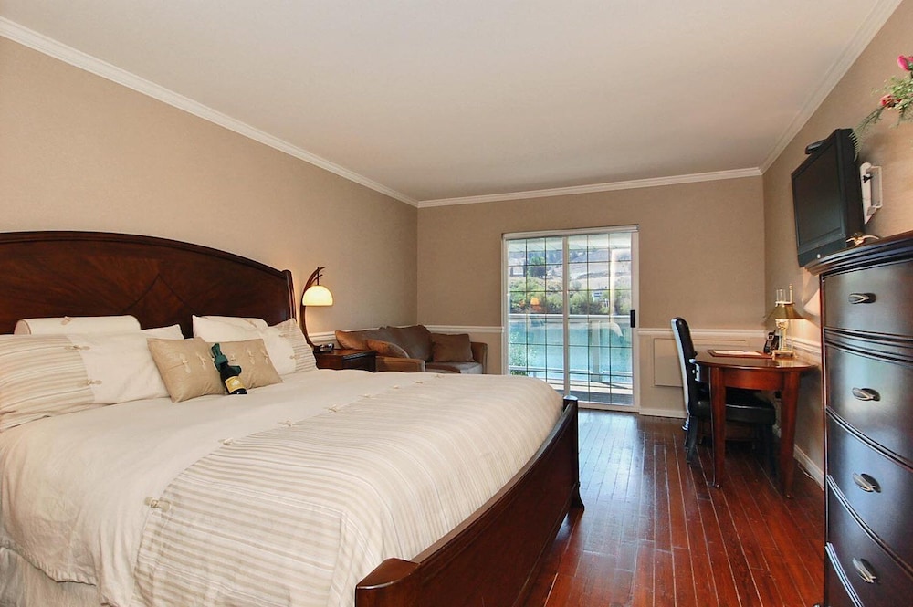 Deluxe Room, 1 King Bed with Sofa bed, River View - Photo 3