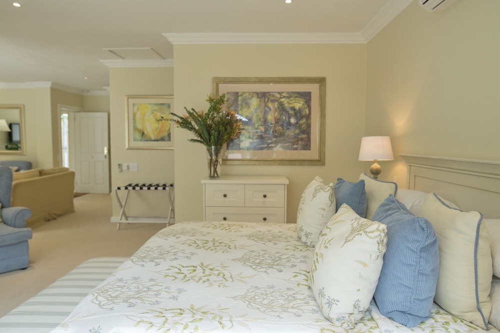 Standard Suite, 1 King Bed, Poolside thumbnail 6