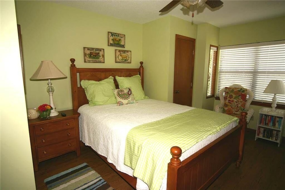 House, Multiple Beds (Green Parrot) photo 3