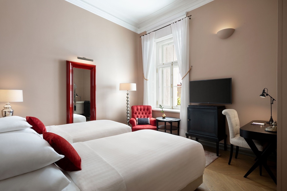 Comfort Room, 1 Queen Bed (Courtyard View) - Photo 2