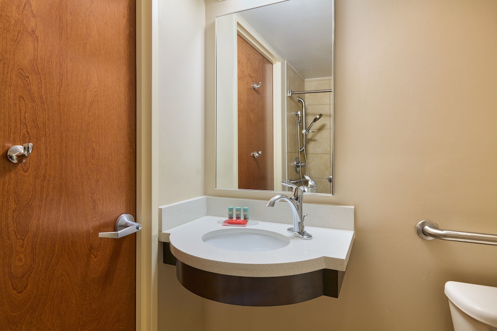 Room, 1 Queen Bed, Accessible (Roll-In Shower) thumbnail 6