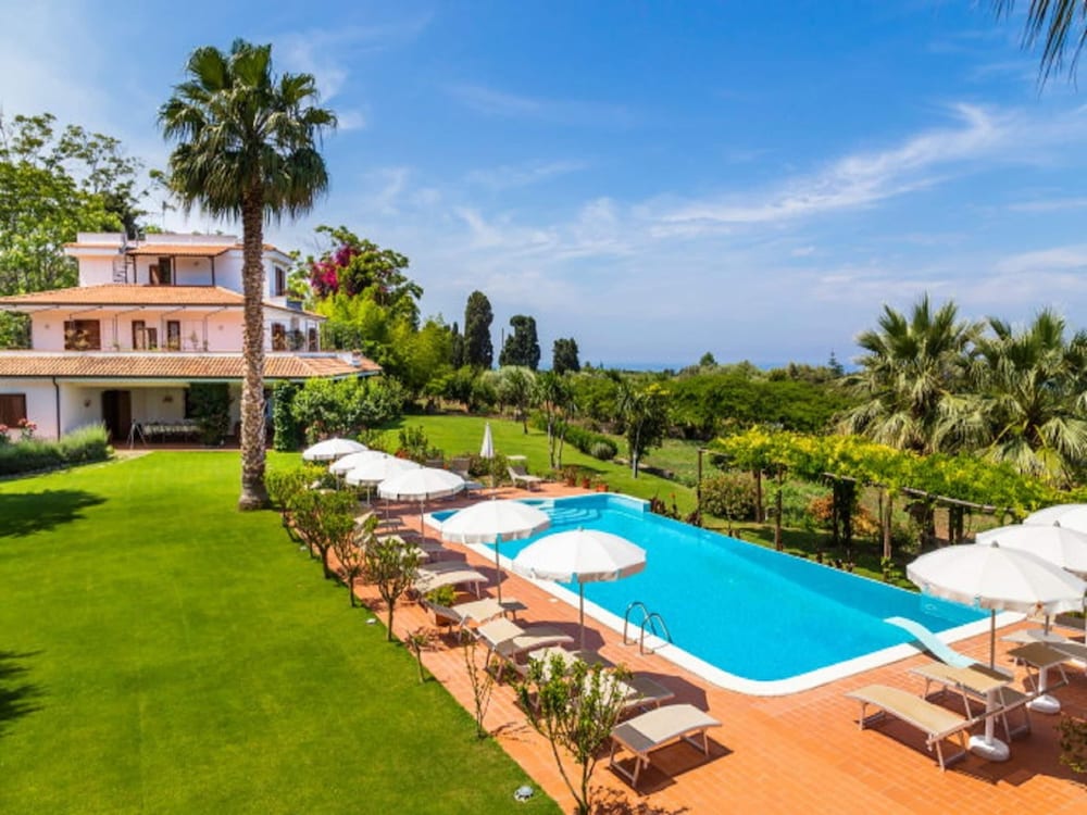 Villa photo 1