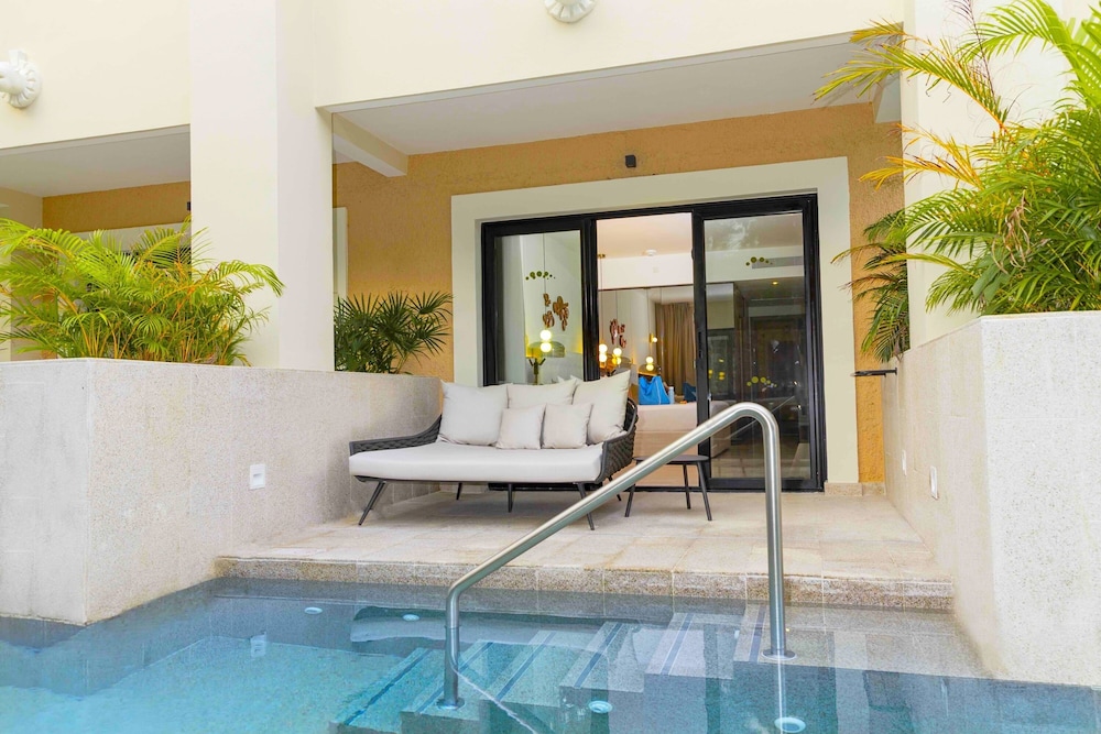 Family Selection Junior Suite Swim-up - Photo 1