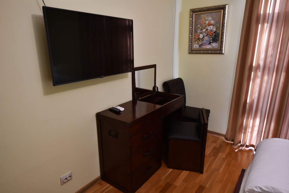 Double Room, 1 King Bed, Garden View