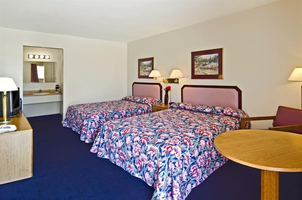 Room, 2 Double Beds, Smoking - Photo 1