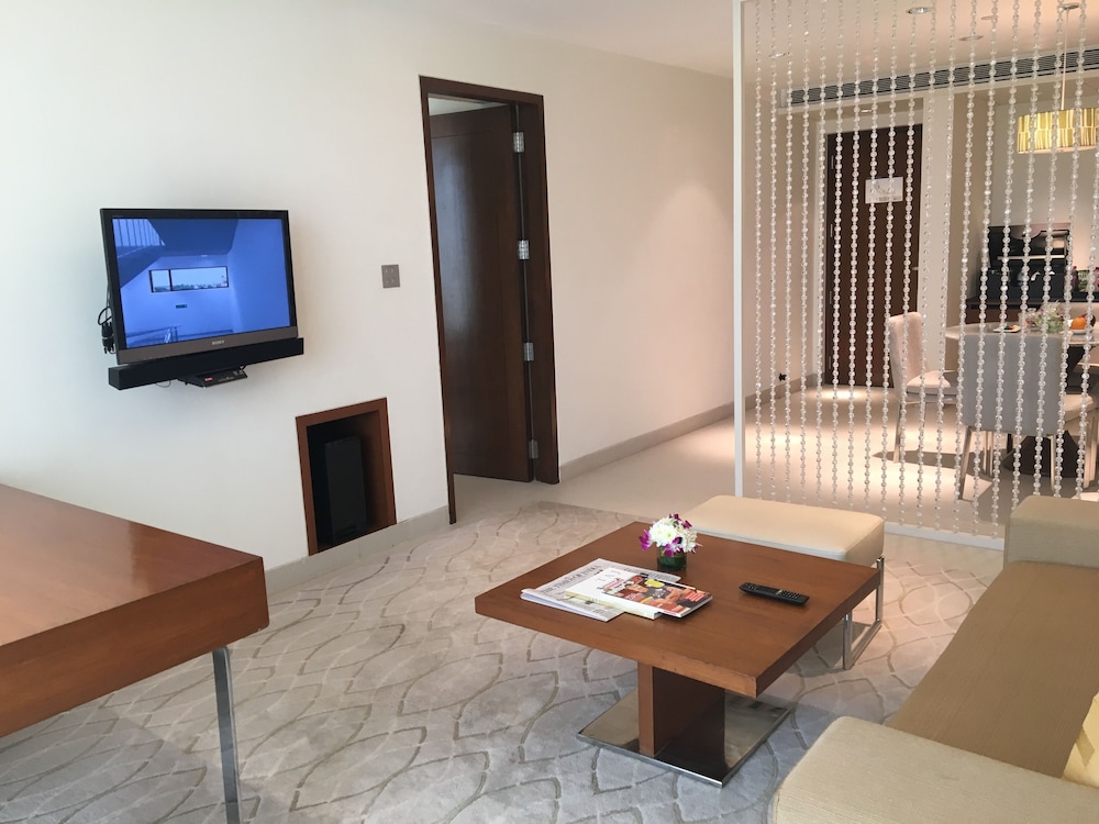 Luxury Suite, 1 King Bed, Pool View - Photo 4