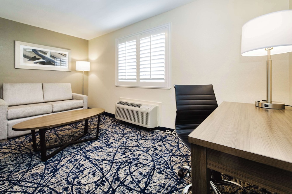 Suite, 2 Queen Beds, Non Smoking - Photo 5
