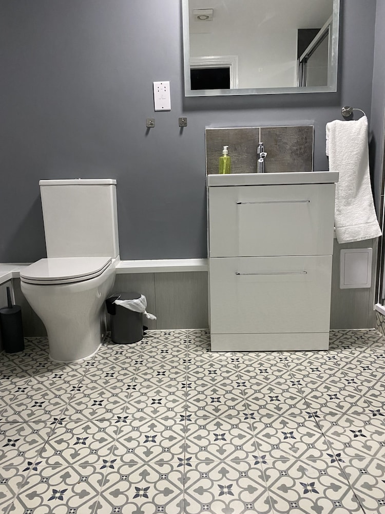 Deluxe Double Room, Ensuite - Photo 11