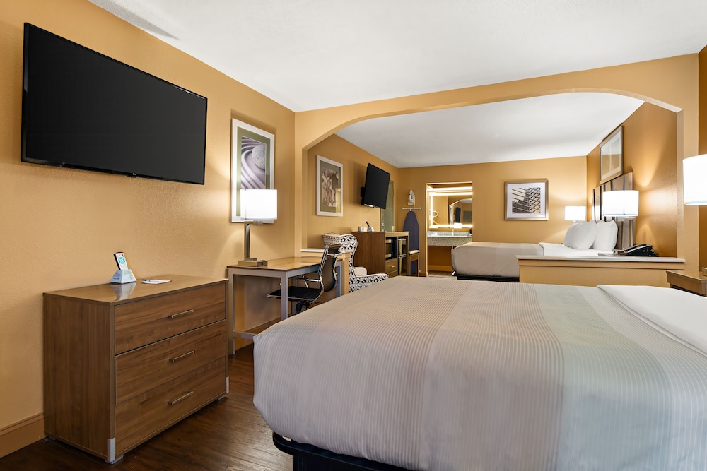 Suite, 1 King Bed, Non Smoking (Upgrade) - Photo 6